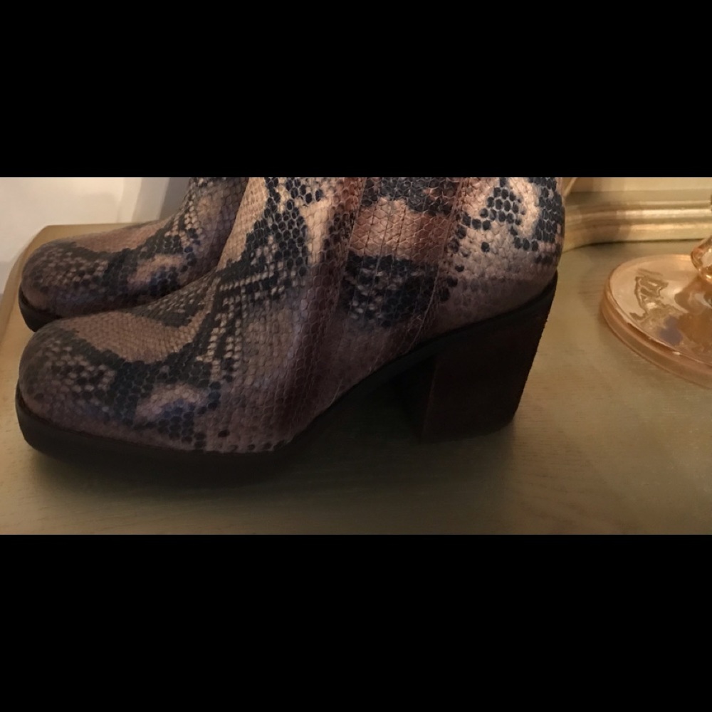Brand New Zodiac Snakeskin Leather platform ankle boots. Size 8